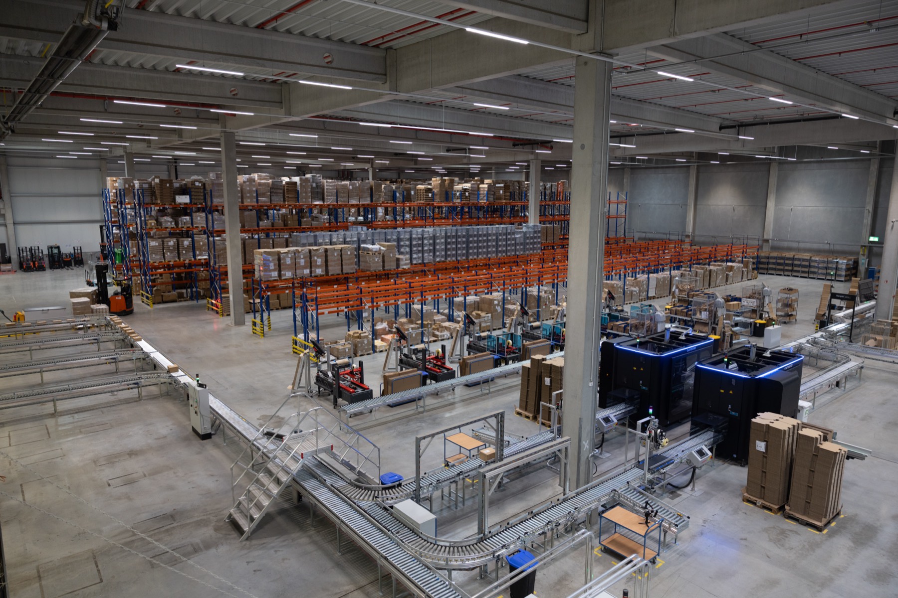 Blick in die FULEX-Halle in Regensburg: Palettenregale, Förderstrecke und die automatisierten Verpackungsanlagen